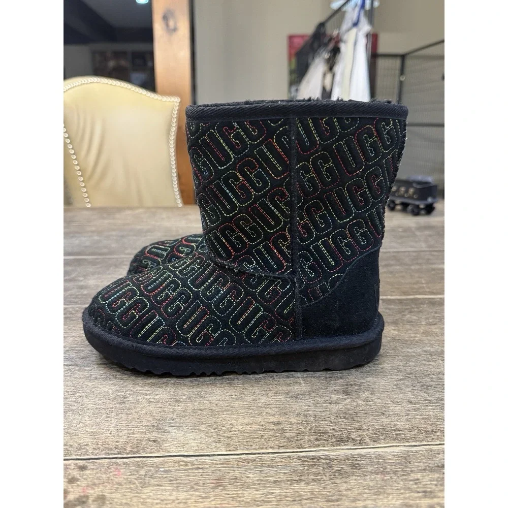 New UGG Kids' Classic II Graphic Stitch Short Boot Size 2‎ Black
